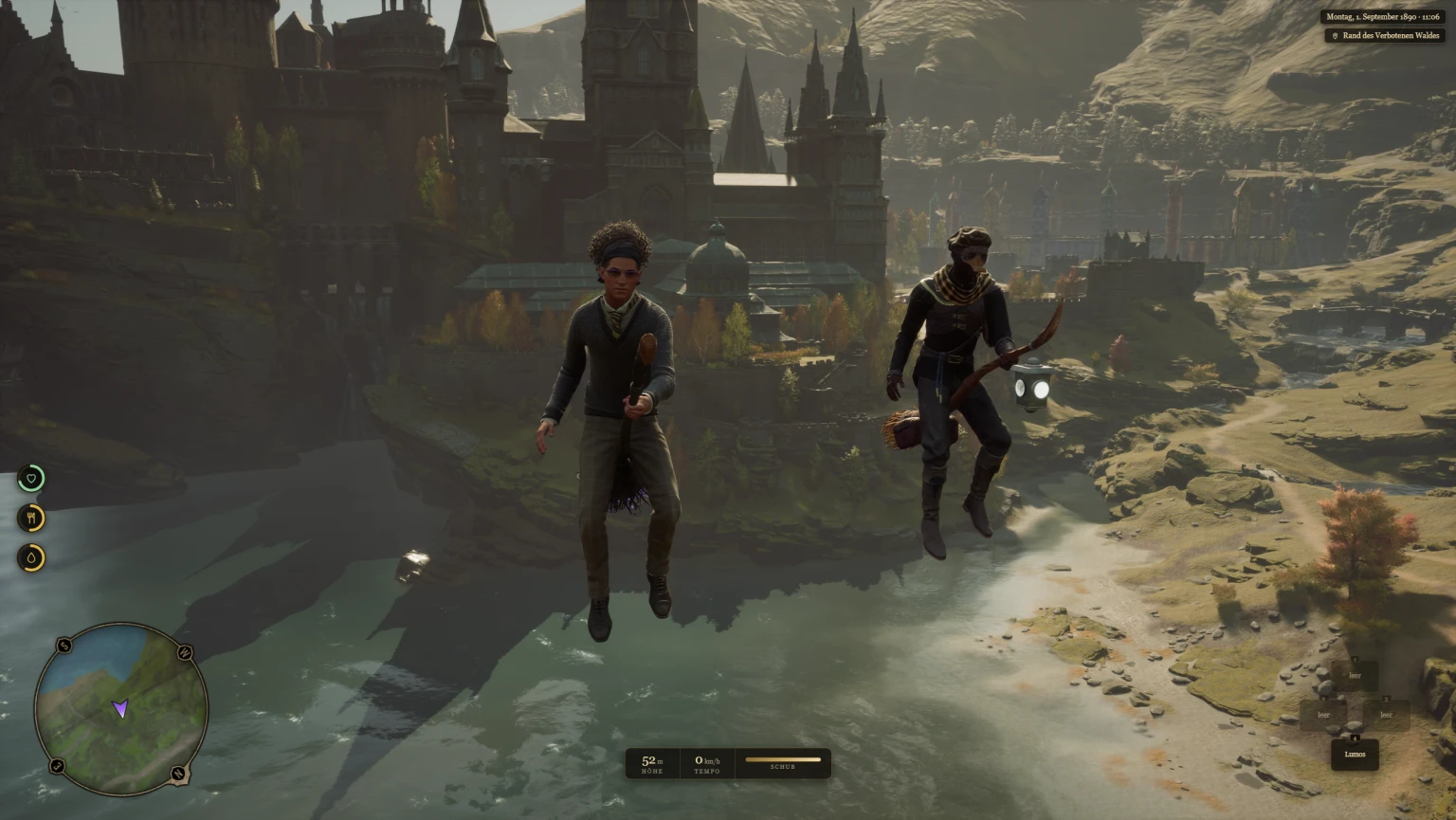 Zwei Charaktere schweben auf Besen vor dem Schloss Hogwarts